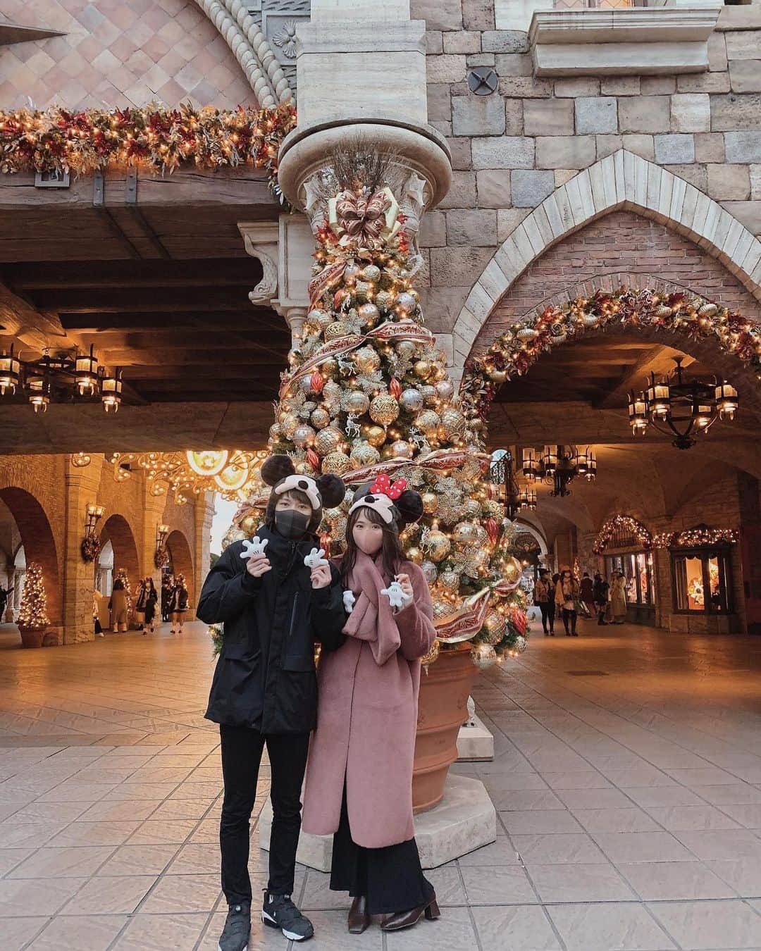 SHIHORINのインスタグラム：「𓂃♡  Merry Christmas Eve🐭🎄♥️ 明日も楽しみ🏰♡  #shihorin__disney #disney #disneysea #tokyodisneysea #disneychristmas #christmasdisney #christmastree #disneycode #herlipto #mickey #minne #ディズニーシー #東京ディズニーシー #ディズニークリスマス #ディズニークリスマス2020 #クリスマスディズニー #ミッキー #ミニー #ファンキャップ #ディズニーコーデ #カップルディズニー」