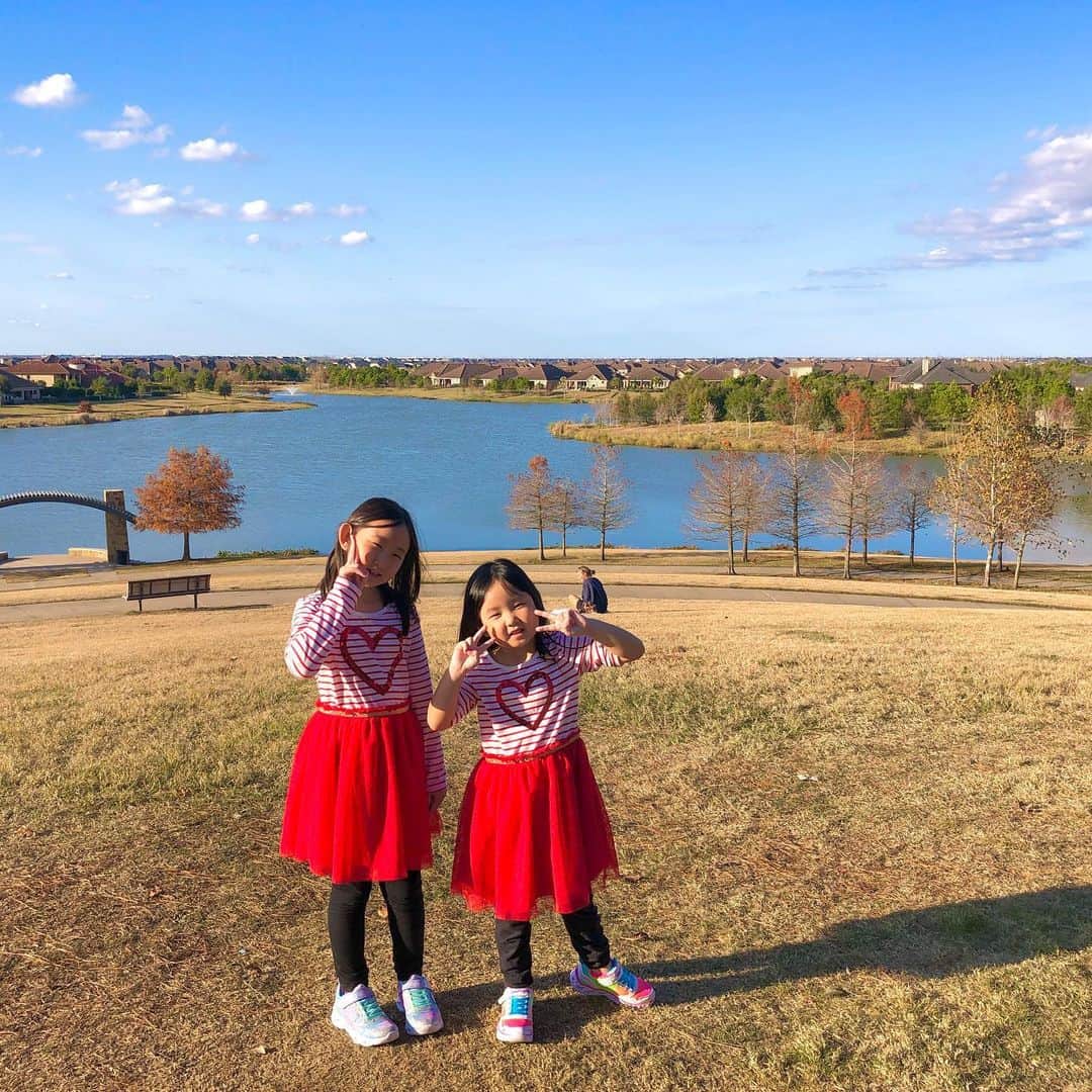 フロリダさえさなのインスタグラム：「テキサスまでロードトリップに来ています。フロリダにはない冬景色を見たり、日本食を食べたり、コロナでずっと家から出てなかったさえさなとママのの気分転換になればいいな😊 Merry Christmas y’all🎄」