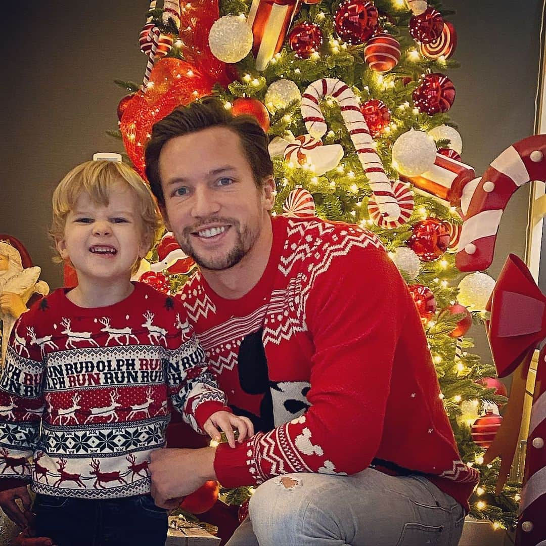 ダニー・ドリンクウォーターのインスタグラム：「To everyone 😁 Merry Christmas... wish u all the best and good health 🎄🎅🏼. Hopefully some festive spirit will help keep u in positive moods during these testing times! Enjoy. From me and my little man x」