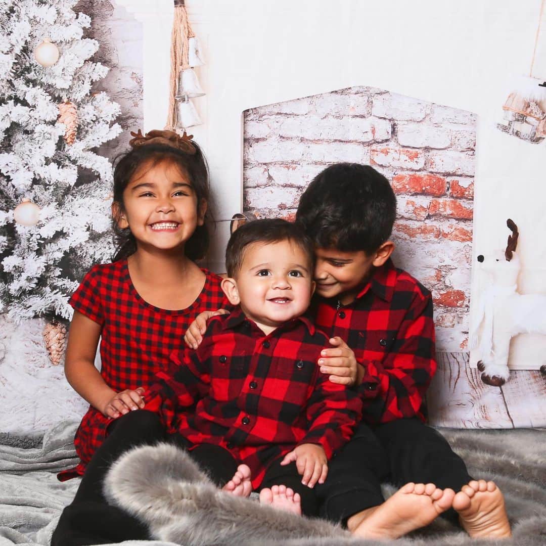 ニコール・ ポリッツィのインスタグラム：「SANTA’S COMING TONIGHT🎅🏽 Happy Holidays from my little fam to yours 💋🎄 ( 📸 @caralovellophotovideo )」
