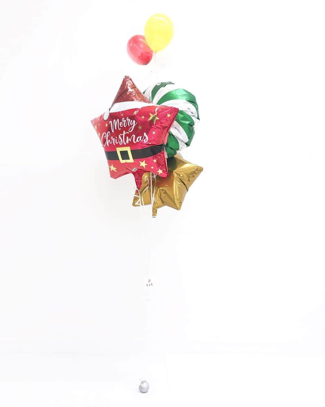 浅井マリカさんのインスタグラム写真 - (浅井マリカInstagram)「メリークリスマスイブ✨  素敵なクリスマスバルーンのご紹介🎄🎈 すごく可愛いし思ったより大きい😆✨  イベント事やプレゼントにおすすめ❤️  完成した状態で届くので段ボールを開けるだけで簡単！早い！ そしてリサイクル活動も素晴らしい取り組み〜☺️🍀  #バルーン #クリスマスバルーン #ギフト」12月24日 22時48分 - marika.asai