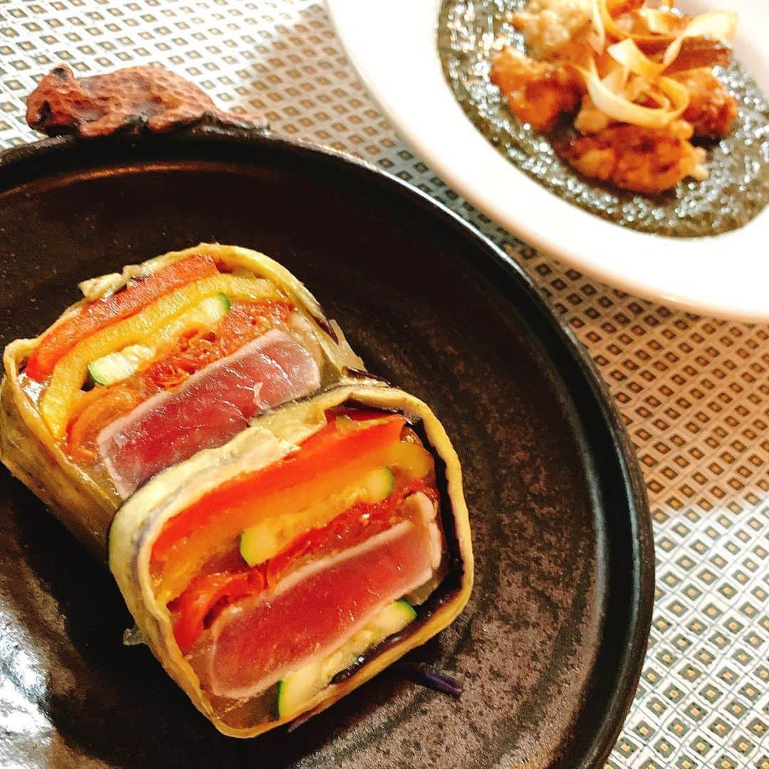 谷口菜津子のインスタグラム：「クリスマス飯🎄  鮪と野菜のテリーヌ、バターで焼いた白子と海苔ソース、ブルーチーズとほうれん草の揚げパイ  テリーヌ大変すぎて笑った。」