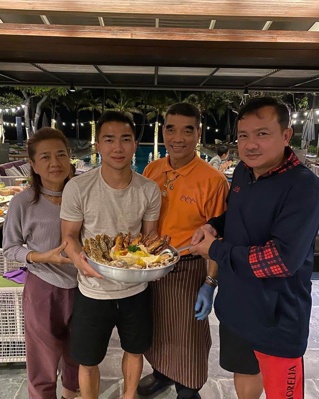 チャナティプ・ソングラシンのインスタグラム：「ขอบคุณทางโรงแรม @restdetailhuahin  มากๆครับจัดอาหารสุดพิเศษให้กับ วันเกิดของแม่ผม ❤️#ที่พักบรรยากาศดี #อาหารอร่อย #มีสนามบอล ⚽️🥰💪🏼🙏🏽」