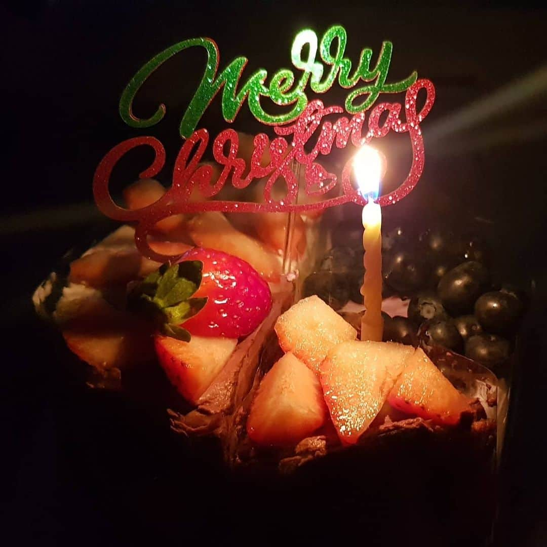 イヨンさんのインスタグラム写真 - (イヨンInstagram)「#2020 행복한 #marrychristmas 🎅♥️ 오랜만에 언니들과🥂  소고기를 10인분 넘게 먹었다고 한다..🤣 모두 감사합니다🖤🖤 . . .#귀요미 산타옷 민트🎄 #adorable #2021 #xoxo」12月24日 22時48分 - e_young0816