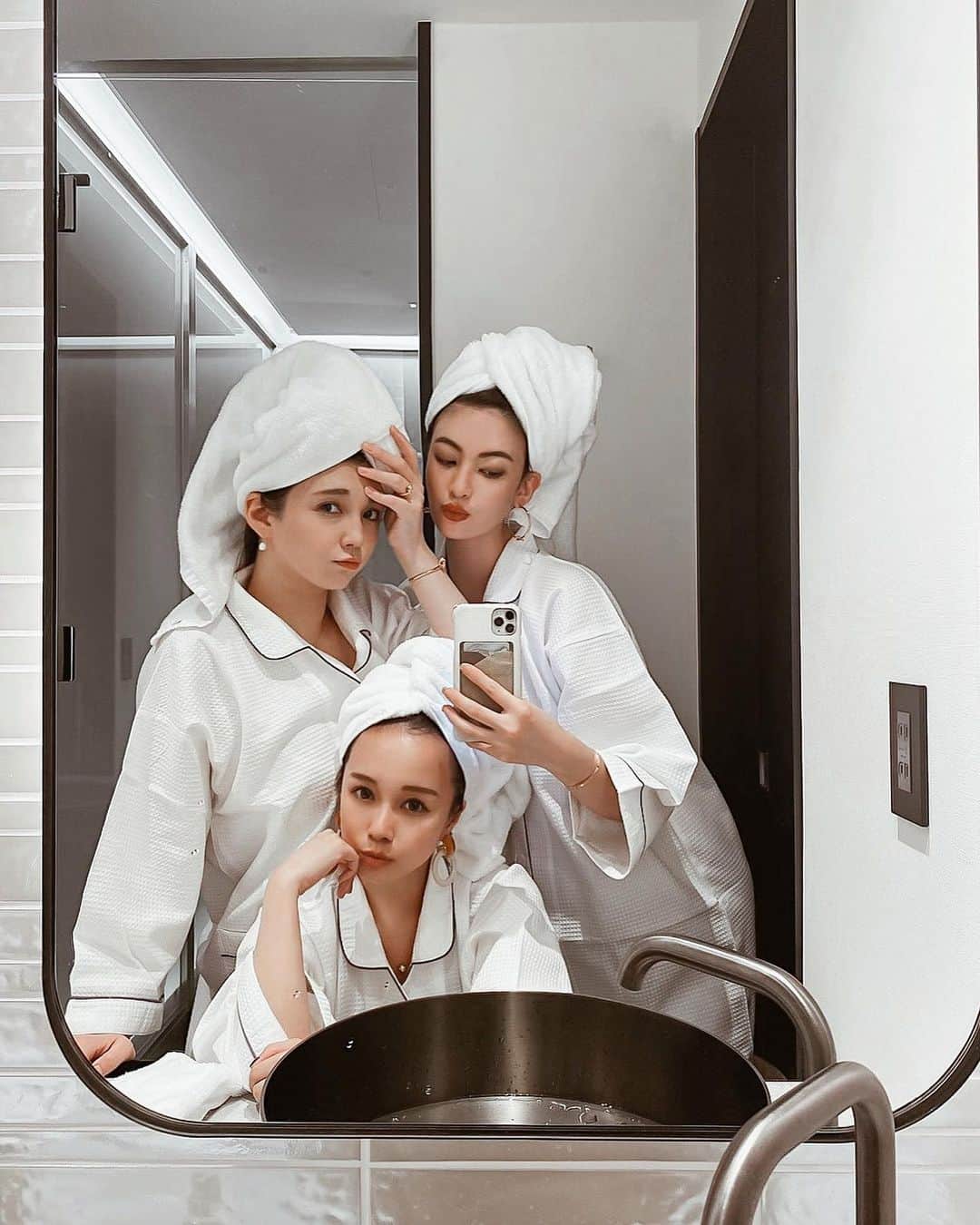 孫きょうのインスタグラム：「Xmas eve🛁  先週だけど、親友3人お泊まりクリスマス会を🎄 外飲みはやめといてホテルが良くない！？と、今年だからこそホテルステイが楽しかった🥂  @alofttokyoginza に泊まったんだけどオールインクルージブのプランがすご〜〜く良かったよ😍ホテル内のレストラン、バーの飲食が全て宿泊代に含まれてるの👏🏻  @alisaueno ちゃんが泊まってた投稿を見て、すぐ2人に「オールインクルージブ最強すぎない？ホテルバーで飲み放題でそのまま寝れるよ！？」てシェアして決まった会🤣❤️(酒豪2名)  しかもレストランの食事やドリンクも普通にオーダーしたら全部高めなおしゃれ系だから尚更お得感がすごい。  レストランのオススメ料理はフォアグラと生ハムホタテ🍴 この前いーちゃんともランチで食べたんだけど大好きな味で、この日はオールインクルージブだからって欲張って2人前ずつww  あと、すきやき風にアレンジ？されたステーキもめちゃくちゃ美味しくてこれだけ食べに行く価値あり🥺❤️❤️フレンチコースのメインに出ても大満足のレベル！  子連れランチについては12/9の投稿みてみて〜👧🏻 席が広いしソファ席あるし、カトラリーも子供用のを出してくれるし、フロントからレストランはエレベーターだからベビーカー移動も楽だよ✨  宿泊はもちろん、銀座のおしゃれランチにおすすめなhotスポット🔥  #AloftGinza #AloftHotels #girlsstaycation #アロフト銀座 #銀座ディナー #銀座ランチ #オールインクルーシブ」