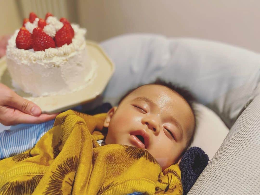 石川龍さんのインスタグラム写真 - (石川龍Instagram)「息子にとってはじめてのクリスマスイブ🎄 今年のクリスマスケーキは手作りのいちごショートケーキ。 昼間にBCG接種して泣いて疲れたのかケーキが出来上がった時には爆睡してました。 メリークリスマス🎅」12月24日 22時50分 - slow_night