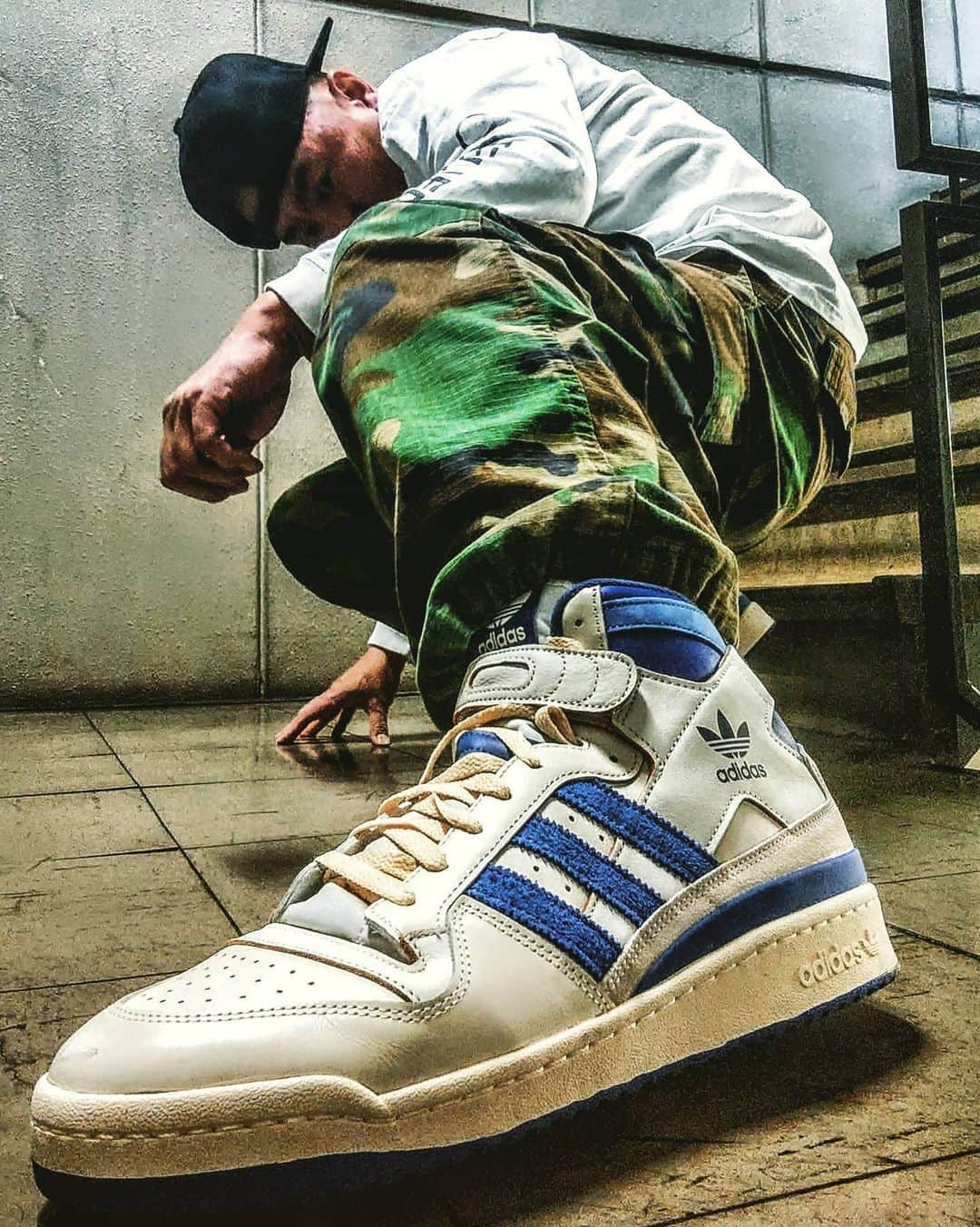 レイザーラモンRGさんのインスタグラム写真 - (レイザーラモンRGInstagram)「adidas FORUM 84 ！履き古した感のあるレザー加工や靴ひも…細部までこだわったこのフォーラムの復刻はadidasさんからの最高のクリスマスプレゼントですよ！ NIKE契約前のジョーダンが1984年のロスオリンピック代表選考会で履いてたカラーがこれ。いわばジョーダンが愛したadidasという名作です。  #キモ撮り #KIMODORI #adidasforum #forum84 #forum84hi」12月24日 22時50分 - rgrazorramon