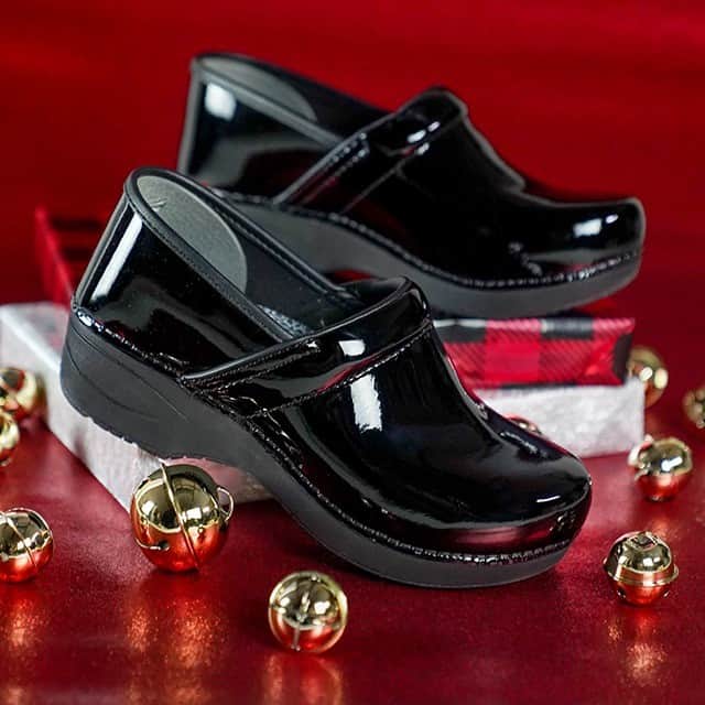 ダンスコのインスタグラム：「Merry Christmas Eve! Enter to win our last giveaway before Christmas!  1) Tag a friend in the comments. 2) Make sure you’re following @dansko on Instagram. Dansko has been proud to support nurses and healthcare workers throughout their journey, and through our donation efforts over the past months. This year, we are celebrating nurses and healthcare workers all year long! #Giveaway Rules: Giveaway runs 12/24/20 at 9:00 AM EST - 12/27/20 at 11:59 PM EST. No purchase necessary. One winner will be randomly selected and will be notified via DM. Verification that the winner is a nurse or healthcare worker may be required in the form of a nurse’s badge or ID. Winner will win one pair of Dansko shoes from the current collection with a total estimated retail value of $150 each. Giveaway not associated with Instagram. Full terms and conditions at the link in the bio.」