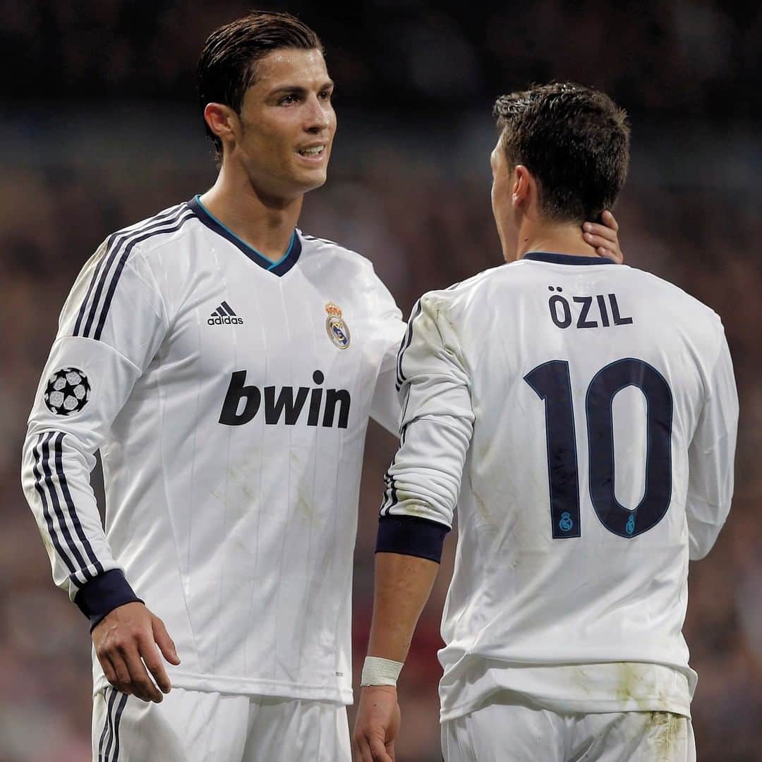 UEFAチャンピオンズリーグさんのインスタグラム写真 - (UEFAチャンピオンズリーグInstagram)「🤍 Ronaldo + Özil at Real Madrid = ________ 👈  #UCL #TBT」12月24日 23時00分 - championsleague