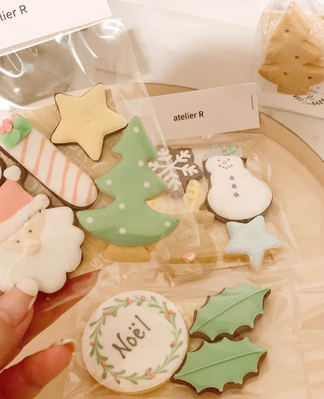 SPARAさんのインスタグラム写真 - (SPARAInstagram)「@atelier_3r さんの可愛いクリスマスアイシングクッキーでシンプルなガトーショコラをデコレーションしました♡♡♡  Merry Christmas♡🎄🎅🎄」12月24日 23時00分 - spara_aco