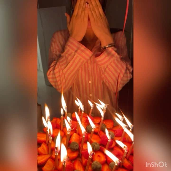ヤナ・イグリアンのインスタグラム：「27 лет а жизнь только началась !!! ❤️」