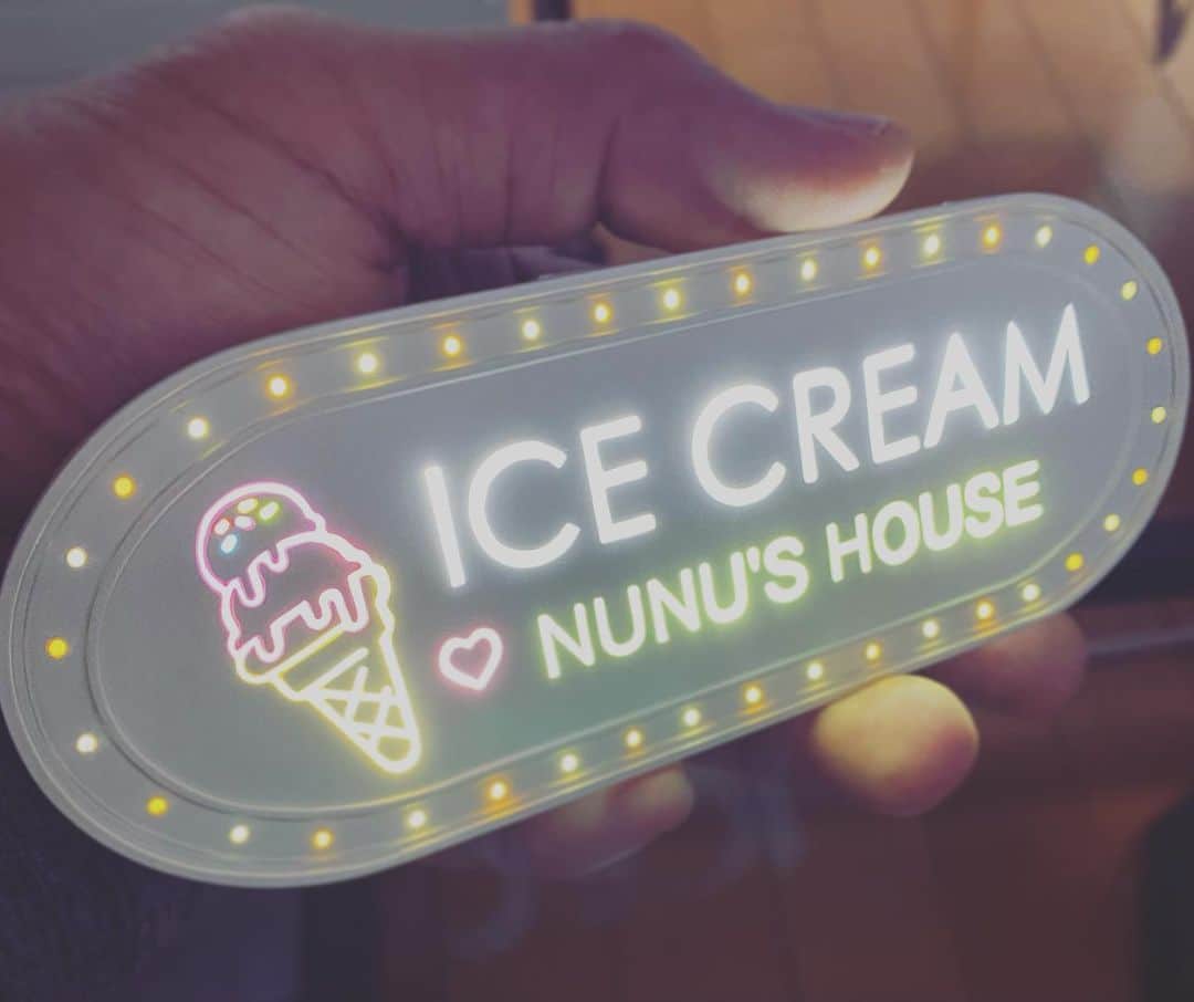 Nunu's Houseのインスタグラム：「💡 ネオン看板を作りました🍨 良いクリスマスを〜🎄  #ミニチュア#miniature #田中智#nunushouse」