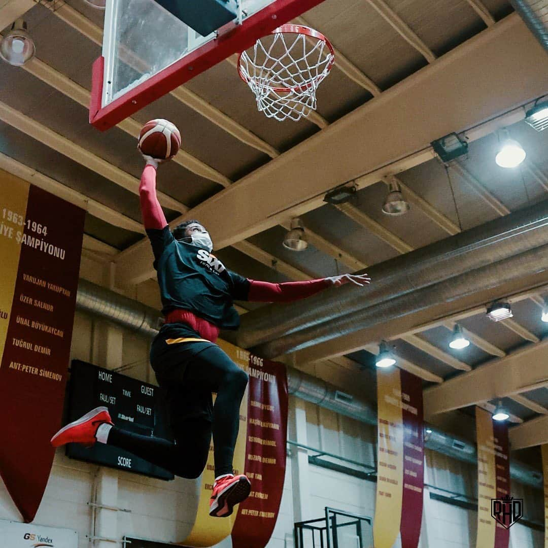 ライアン・ドンクのインスタグラム：「“Dunk” 🤪 #tabiyaaaaa #basketbol #galatasaray」