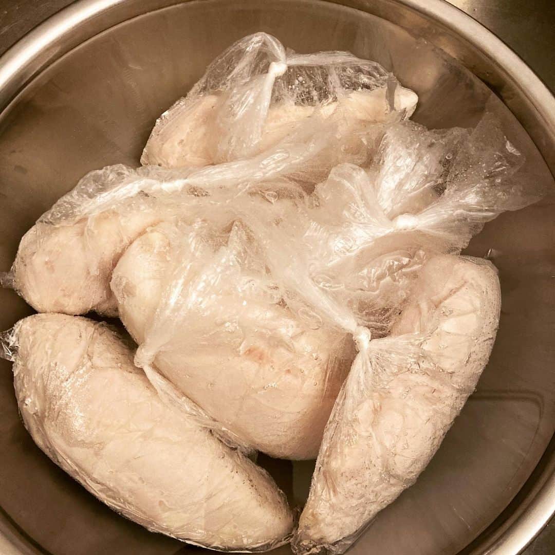 桜井誠のインスタグラム：「うちでチキンを仕込むって言ったらこの作業。鶏レアチャーシュー 2kg一気に仕込んで冷凍します。 そのままスライスしても、口水鶏にしても、サンドイッチにしても最高な万能選手。 少しずつ新年を迎えるための準備を。  明日は別のチキン作らなきゃ🎄 クリーム煮込みかローストチキンか、どっちにしようかな🍗 皆さんも良いクリスマスを🎄 #桜井食堂」