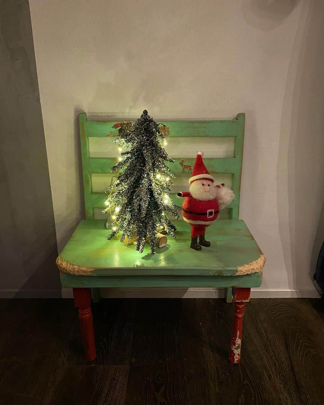 akkoさんのインスタグラム写真 - (akkoInstagram)「メリークリスマス🎄 今夜は家族だけで、静かにクリスマスイブを楽しんでます💕 一枚目の小さな椅子は、ベルカ&バッジョにかじられてるけど、、😆 そして今日はビーの6才のお誕生日🎉 ビー❣️おめでとう💕💕💕 #akko #akkostagram #mll #merrychristmas #bumblebeew」12月24日 22時54分 - mllakko