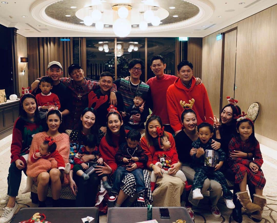 余文樂のインスタグラム：「Merry X’Mas 🎄🎅🏻」