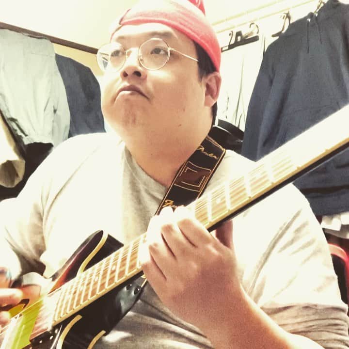 斉藤伸也のインスタグラム：「Merry X'mas!!  #Jinglebell #guitar #epiphone #es339pro #merryxmas #merrychristmas #肥満」
