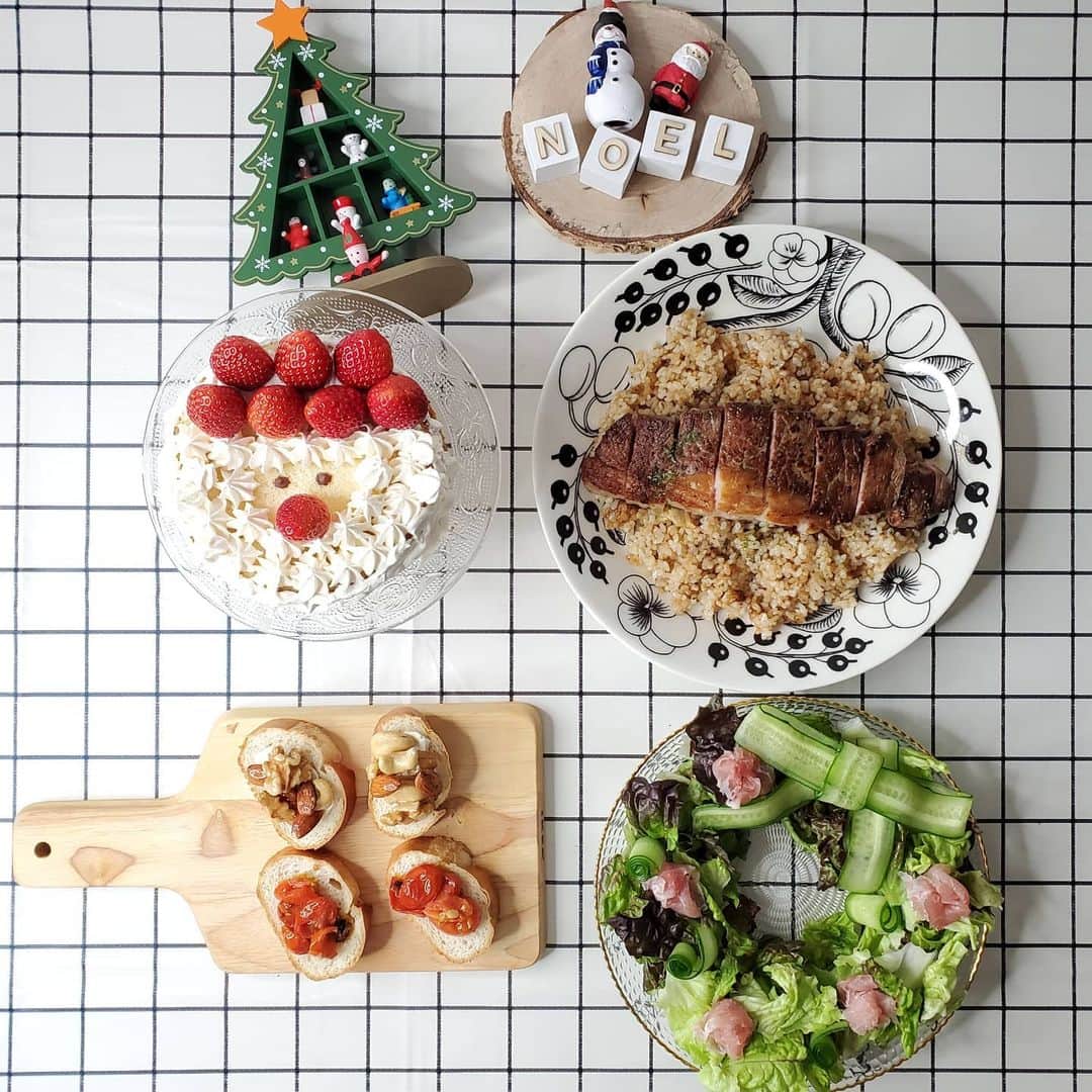 小谷津友里さんのインスタグラム写真 - (小谷津友里Instagram)「🎄🎄🎅🎁✨ 2020、我が家のクリスマスごはんは.. お仕事帰ってから速攻で手作りしてみました🍴  🎄リースサラダ 🎄ブルスケッタ 　·ミックスナッツ×蜂蜜×クリームチーズ  ·ミニトマトのアヒージョ 🎄ステーキとガーリックライス 🎅サンタさんのケーキ  リースサラダは胡瓜をピーラーで薄くしてリボン型にしたり巻いてトッピング🎀 ブルスケッタは、ミックスナッツと蜂蜜をあえて クリームチーズをパンに塗ってその上にトッピング ミニトマトのアヒージョは昨日の投稿のパスタと同じだよ🍅 ステーキとガーリックライスは塩コショウとしょうゆで味付け。 サンタさんのケーキは、目や髭の位置で表情が変わるから慎重に❣️笑  #こやゆりフード #クリスマスディナー #クリスマスごはん #おうちごはんlover #xmas #クリスマス雑貨 #リースサラダ #ステーキ #ガーリックライス #クリスマスケーキ #クリスマスイブ #ブルスケッタ #アヒージョ #ミックスナッツ #ナッツ #いちごのショートケーキ #xmascake #christmascake #クリスマスパーティー #自炊 #簡単ごはん」12月24日 22時55分 - yurikoyatsu