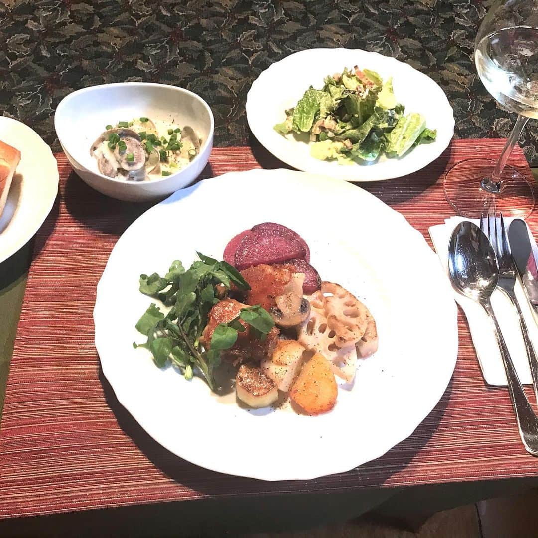 土屋眞弓のインスタグラム：「おうちごはん クリスマスイブ🎄 本日のメニュー 鶏モモのガーリックソテー 赤大根、蓮根、マッシュルーム、セロリ添え アサリのクラムチャウダー  こんな感じ  #無農薬 #遠山農園 #christmaseve」
