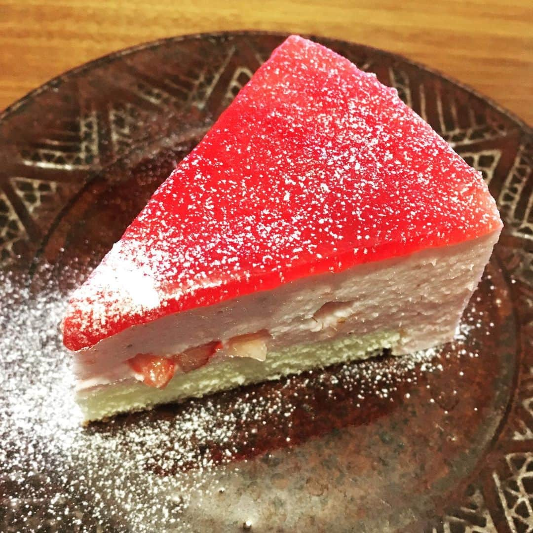 The mirrazさんのインスタグラム写真 - (The mirrazInstagram)「イチゴのムースケーキを作りました。赤いケーキが作りたくて。メリークリスマス！！」12月24日 22時56分 - themirraz