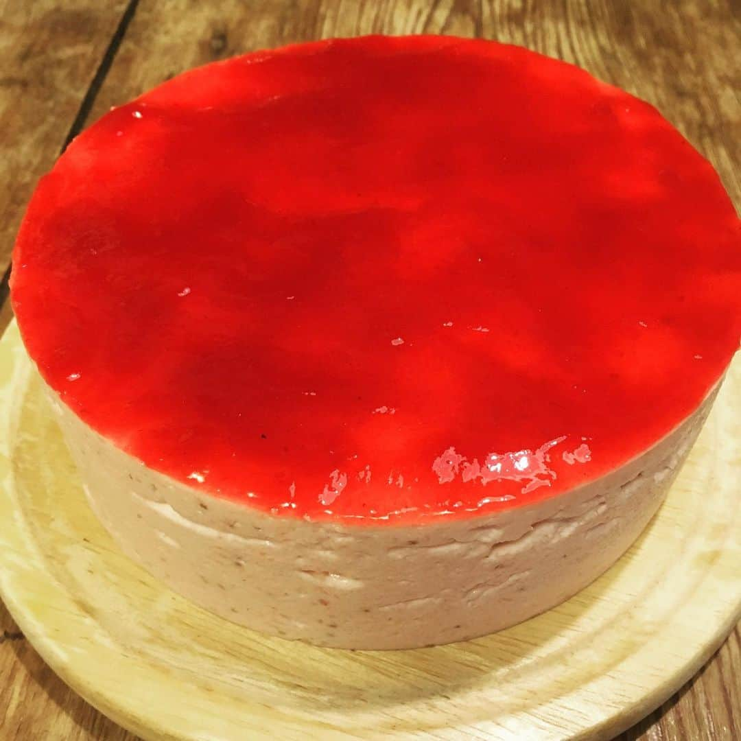 The mirrazさんのインスタグラム写真 - (The mirrazInstagram)「イチゴのムースケーキを作りました。赤いケーキが作りたくて。メリークリスマス！！」12月24日 22時56分 - themirraz