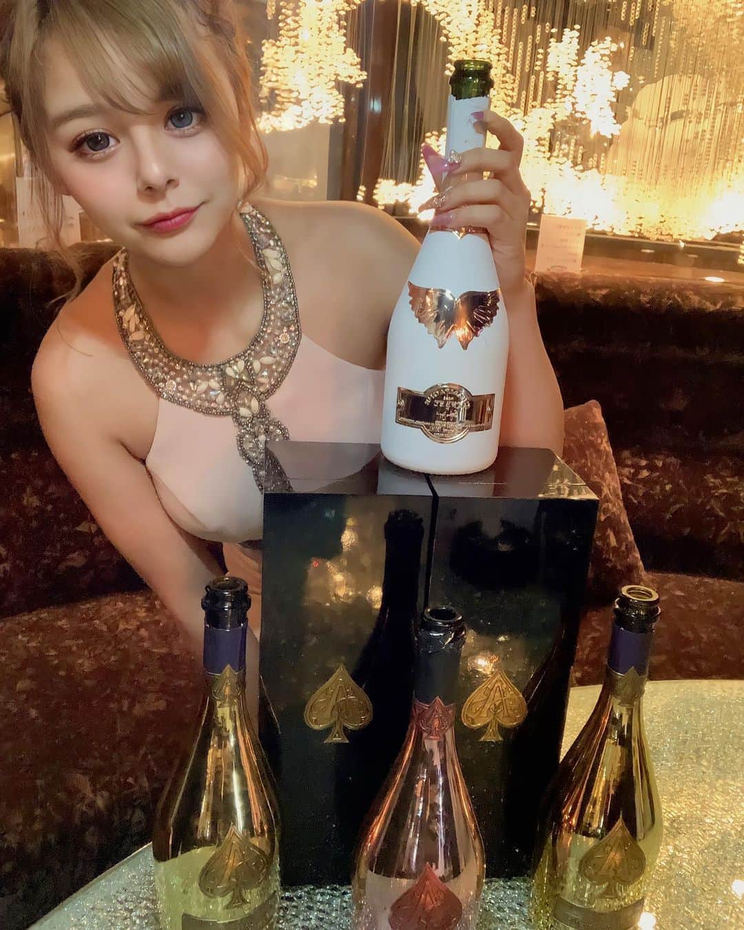 MIAのインスタグラム：「まだまだ沢山飲ませてください🥺🤍 . . 光のせいで目の色がおかしくなった🙃 . . #キャバ嬢 #キャバクラ #歌舞伎町 #すすきの#ミナミ #中洲 #ダンサー  #ショーパブ  #プリティーウーマン」