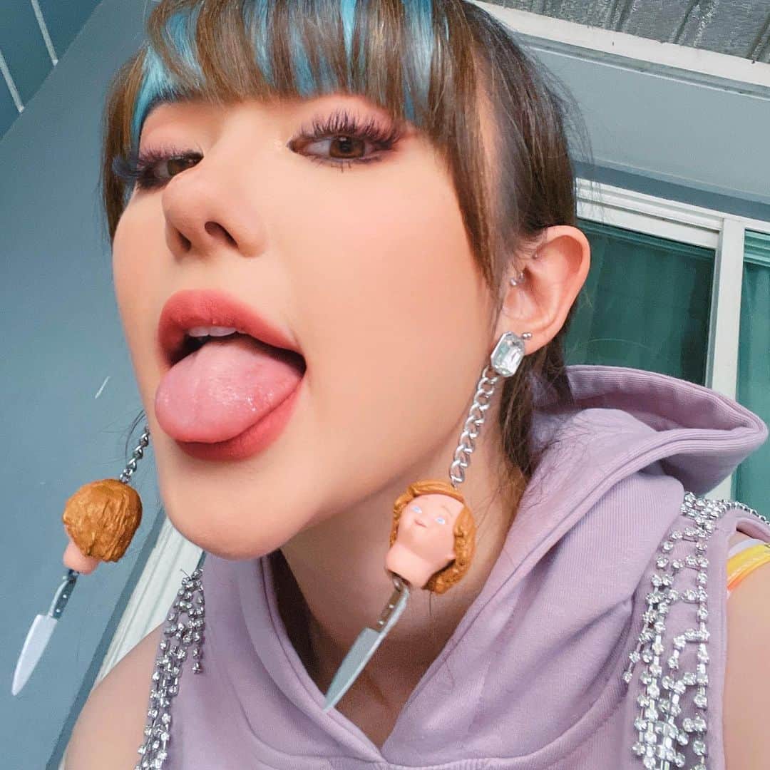 ヤンニーン・ワイゲルさんのインスタグラム写真 - (ヤンニーン・ワイゲルInstagram)「😈🔪」12月24日 23時09分 - jannineweigel
