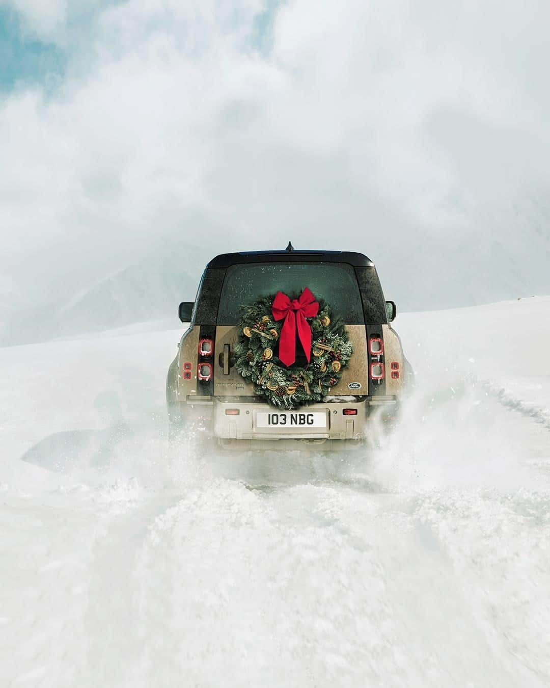 Land Roverさんのインスタグラム写真 - (Land RoverInstagram)「When it comes to sharing Christmas spirit, we have plenty to 'spare'. #HappyHolidays from everyone here at #LandRover.   #Christmas #Christmas2020 #ChristmasEve #XmasEve #NewDefender #TeamDefender #Defender #ChristmasDay #Xmas」12月24日 23時01分 - landrover