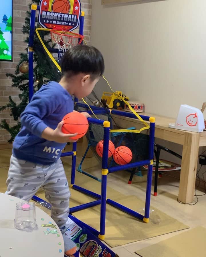 のインスタグラム：「谷口家はいい子にしてたため早めにサンタさんが来ました🎄　 最近練習着に着替えると「パパシュートいくぅー？🏀」と仕事を理解してる模様で、本人もシュートしたかったみたいで、すごく喜んでもらえました🎅  娘ちゃんにはポポちゃんというお友達ができました😊🎁  #dtのオフ #メリークリスマス🎄」