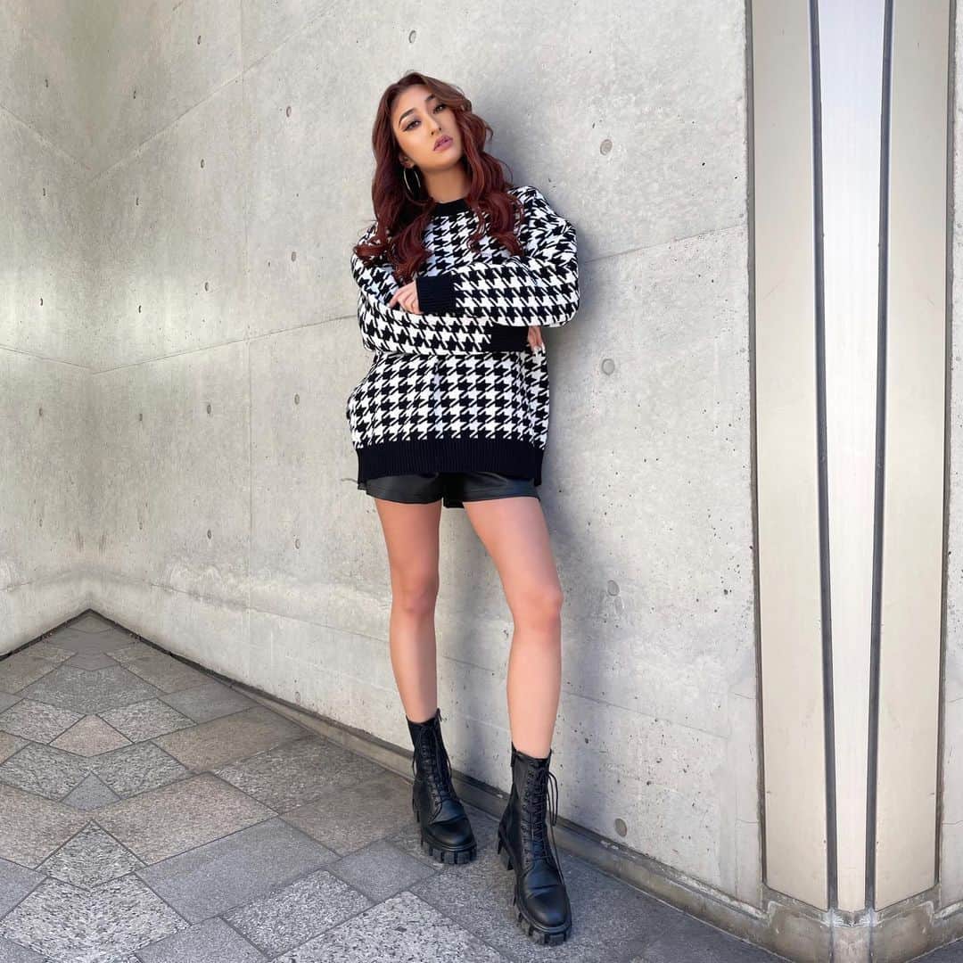 のインスタグラム：「𝐍𝐄𝐖！𝐍𝐄𝐖！𝐍𝐄𝐖！﻿ ﻿ ﻿ 【3日間限定10%OFF✨】【~12/27(Sun)11:59end.】﻿ ﻿ 🤍🖤千鳥ジャガードニットトップス🖤🤍﻿ ﻿ 今シーズン、大人気の千鳥格子柄を全面に使ったニットトップス。﻿ ﻿ 1枚でサマになる主役級アイテムです‼﻿ 落ち着いた配色で子供っぽくならず﻿ コーデのアクセントにぴったり✨✨✨﻿ ﻿ コーデのポイントになること間違いなしです👆﻿ ﻿ #newarrivals#newin#new﻿ #knit#monotone#anelatokyo﻿ #ニット#千鳥格子」