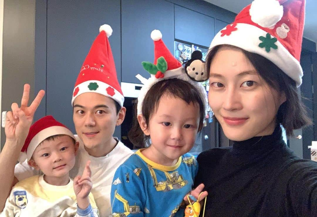 イ・ヒョニさんのインスタグラム写真 - (イ・ヒョニInstagram)「🍍🎄 오늘은 윤서 생일 겸 크리스마스 이브🥰 윤서 취향 제대로 저격한 아빠의 생일선물 초이스👍🏻 윤서 취향은 저격했으나 너무 실감나는 포크레인 소리에 무서워서 엉엉 울어버린 영서🤣 생일 주인공인데 사진촬영에 협조 안해주는 윤서🥲  크리스마스 디너로 육즙팡팡 통삼겹구이 요리해준 아빠😍 산타할아버지 먹고 가시라고 트리 밑에 주스랑 쿠키 놔 둔 윤서🥰 그리고 점 뺀 엄마  #메리크리스마스 #윤서생축 🎄🍍🎄🍍」12月24日 23時02分 - lee.hyunyi