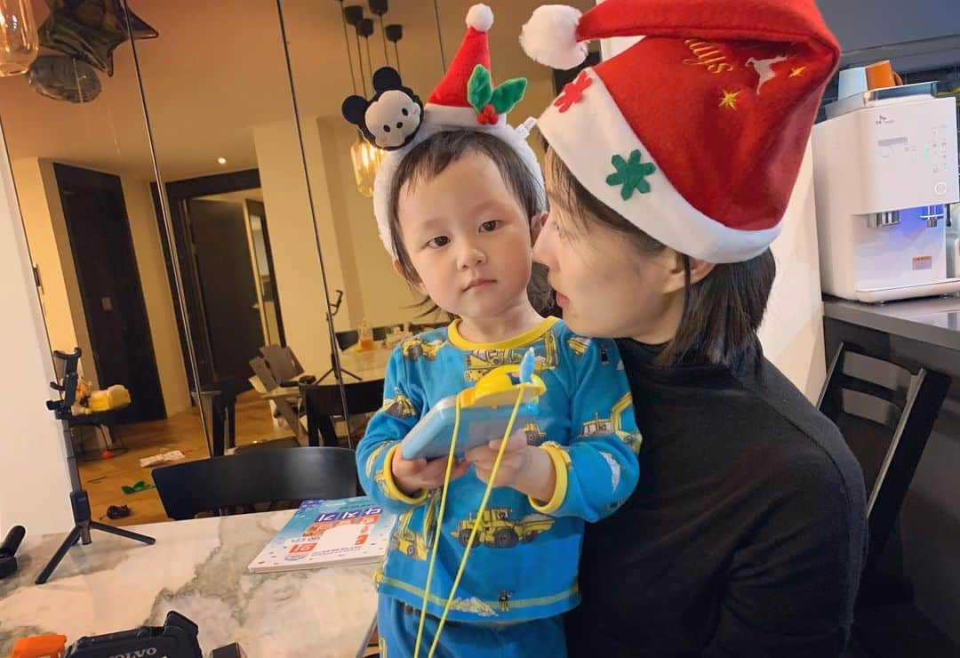 イ・ヒョニさんのインスタグラム写真 - (イ・ヒョニInstagram)「🍍🎄 오늘은 윤서 생일 겸 크리스마스 이브🥰 윤서 취향 제대로 저격한 아빠의 생일선물 초이스👍🏻 윤서 취향은 저격했으나 너무 실감나는 포크레인 소리에 무서워서 엉엉 울어버린 영서🤣 생일 주인공인데 사진촬영에 협조 안해주는 윤서🥲  크리스마스 디너로 육즙팡팡 통삼겹구이 요리해준 아빠😍 산타할아버지 먹고 가시라고 트리 밑에 주스랑 쿠키 놔 둔 윤서🥰 그리고 점 뺀 엄마  #메리크리스마스 #윤서생축 🎄🍍🎄🍍」12月24日 23時02分 - lee.hyunyi