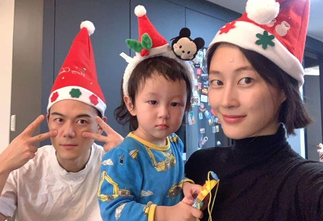 イ・ヒョニさんのインスタグラム写真 - (イ・ヒョニInstagram)「🍍🎄 오늘은 윤서 생일 겸 크리스마스 이브🥰 윤서 취향 제대로 저격한 아빠의 생일선물 초이스👍🏻 윤서 취향은 저격했으나 너무 실감나는 포크레인 소리에 무서워서 엉엉 울어버린 영서🤣 생일 주인공인데 사진촬영에 협조 안해주는 윤서🥲  크리스마스 디너로 육즙팡팡 통삼겹구이 요리해준 아빠😍 산타할아버지 먹고 가시라고 트리 밑에 주스랑 쿠키 놔 둔 윤서🥰 그리고 점 뺀 엄마  #메리크리스마스 #윤서생축 🎄🍍🎄🍍」12月24日 23時02分 - lee.hyunyi