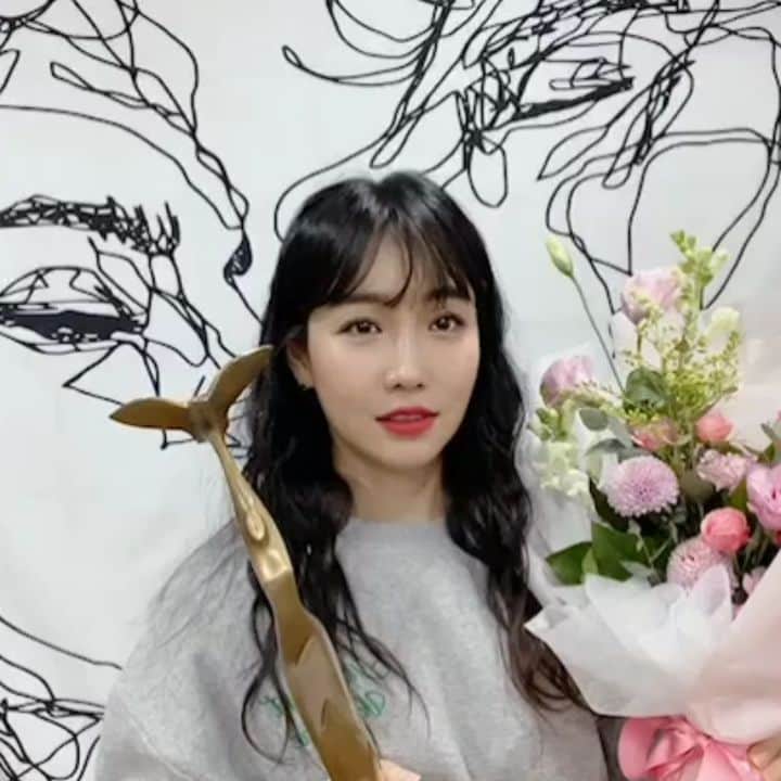 のインスタグラム：「#이유리#편스토랑 을 사랑해주신 시청자분들께 감사드려요 한 해 동안 고생하신 편스토랑 제작진분들과 피디님. 작가님 촬영감독님들  또 존경하는 이경규 선배님  또 존경하는 이연복 셰프님과 셰프님들  넘 사랑하는 이영자 언니 저의 최고 아나운서 도경완 국민mc님  우리팀 허경환님, 황치열님, 류수영님, 김재원님, 이준이군, 오윤아 .......... 큰 리액션해주시는 가수님들 또 선배님 후배님들  감사합니다  예능에서 우수상이라는 큰 상을 주셔서 감사합니다   항상 큰 힘으로  도와주시는 더준엔터 조준현 대표님.   항상 성실하고 최선을 다하는  최고 멋진 김연지 님 감사합니다   혹시나 놓친 분들께도  죄송합니다  모두의 노력으로 상을 대표해서 받았어요   감사드려요」