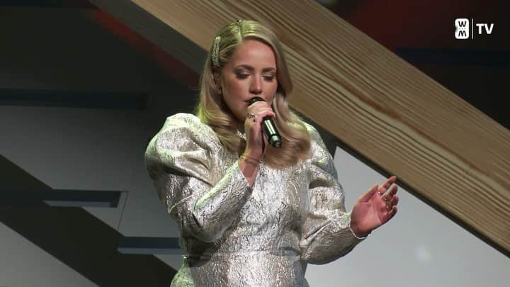 Pleun Bierboomsのインスタグラム：「Een nummer dat mijn moeder altijd zong voor het slapen gaan, hier een klein stukje van mijn uitvoering van vorige week tijdens een stream Kerst concert. Blijft gek zonder plubliek.. link in bio voor deze en meer stream concerten. 🤍」