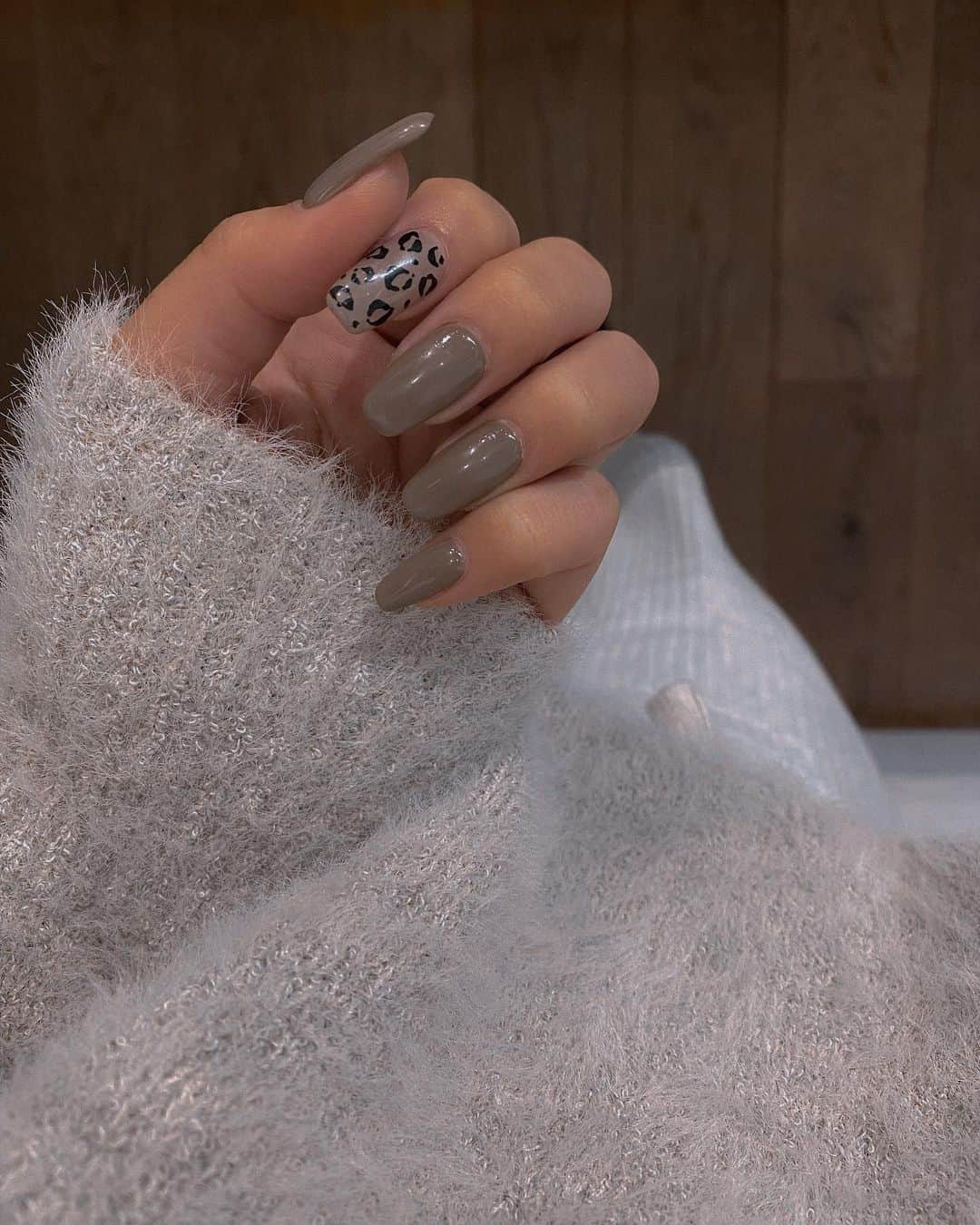 Airi Shibuyaのインスタグラム：「🐆🤍 . お気に入りだからまだ変えたくないけど 次のネイルなににしようかな〜🤔 . #nail#ネイル#レオパード#レオパードネイル」