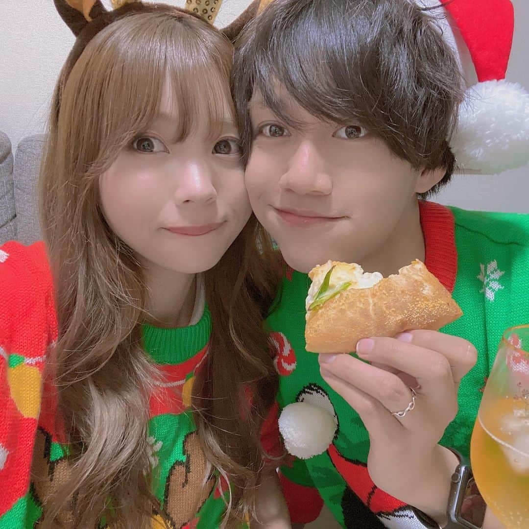 まういのインスタグラム：「メリクリ🎅 1年ぶり2回目の手作りロティサリーチキン、去年よりも美味すぎて感動でした🥲今年はあんまり外出できなかったけどおうちの中で楽しめることやりちぎろうね〜今日も一緒にいてくれてありがとかりめろでぃ〜_(:ｪ 」∠)_ #クリスマスパーティー」