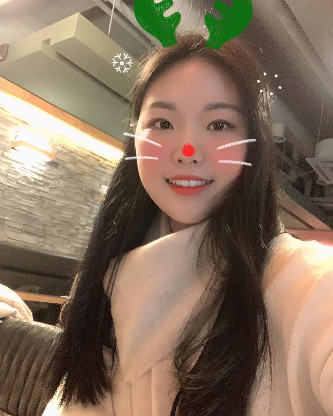 金海珍のインスタグラム：「메리크리스마스-!  즐거운 성탄절 보내세요🎄❤️ . #크리스마스 #성탄절 #올해는집콕크리스마스 #merrychristmas」