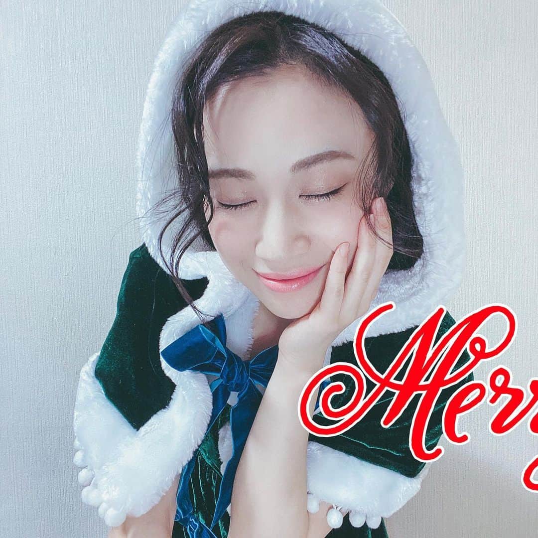 鈴木芳奈のインスタグラム：「橘芳奈インスタライブ来てくれてありがとう☺︎ クリスマス＆今年ラスト 配信 楽しかったなほんと 緊急事態宣言から始まったインスタライブ 今では皆さんと繋がれる大切な場所 インスタで出逢った人もいっぱい☺︎ 楽しかったねっ 絵書いたり歌ったり色々あったねぇ しみじみする…感動。 素敵なクリスマスを🎄🎂 #サンタコス #今年限定 笑 #merrychristmas #役者 #俳優 #女優 #山形出身 #act #actor #actress」