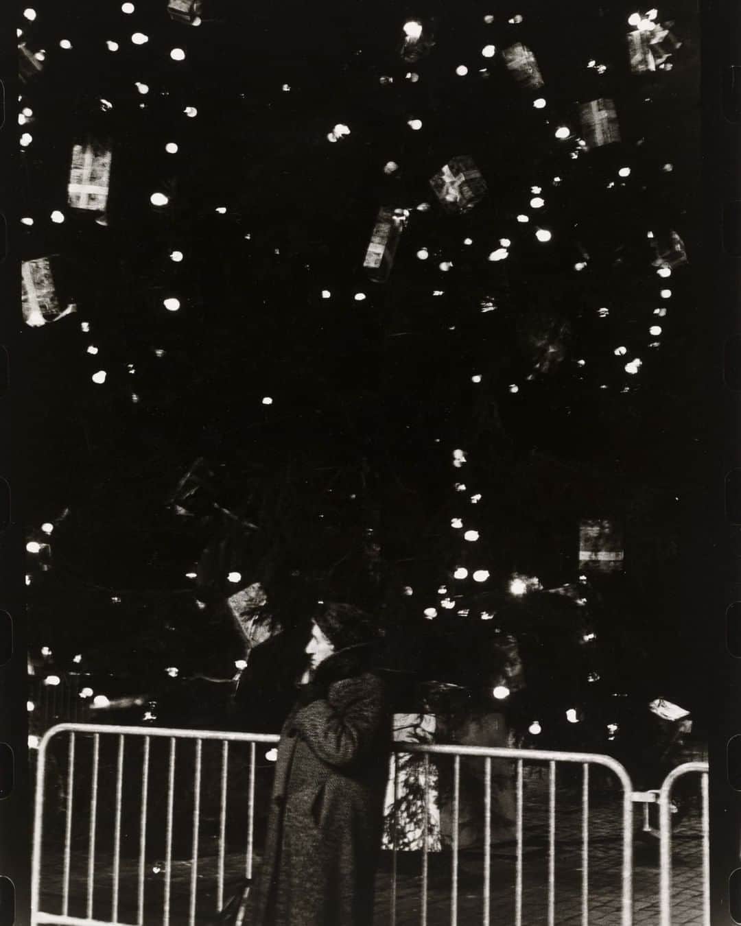 ニューヨーク近代美術館のインスタグラム：「We hope you enjoy all that the season brings ✴️  Today we're taking in this "Christmas constellation," captured by photographer Ming Smith in 1978.  Plan to visit us this holiday? Please note that the Museum will close at 3pm today and is closed on December 25.  📸 #MingSmith, "Christmas Constellation, Brussels, Belgium," 1978. © 2020 @mingsmithphoto」