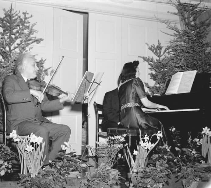 アルベルト・アインシュタインさんのインスタグラム写真 - (アルベルト・アインシュタインInstagram)「#ThrowbackThursday: Making one of his rare appearances as a musician, Albert Einstein gave a violin recital for the benefit of American Friends Service Committee for Refugee Children in this photo from 1941.」12月24日 23時10分 - alberteinstein