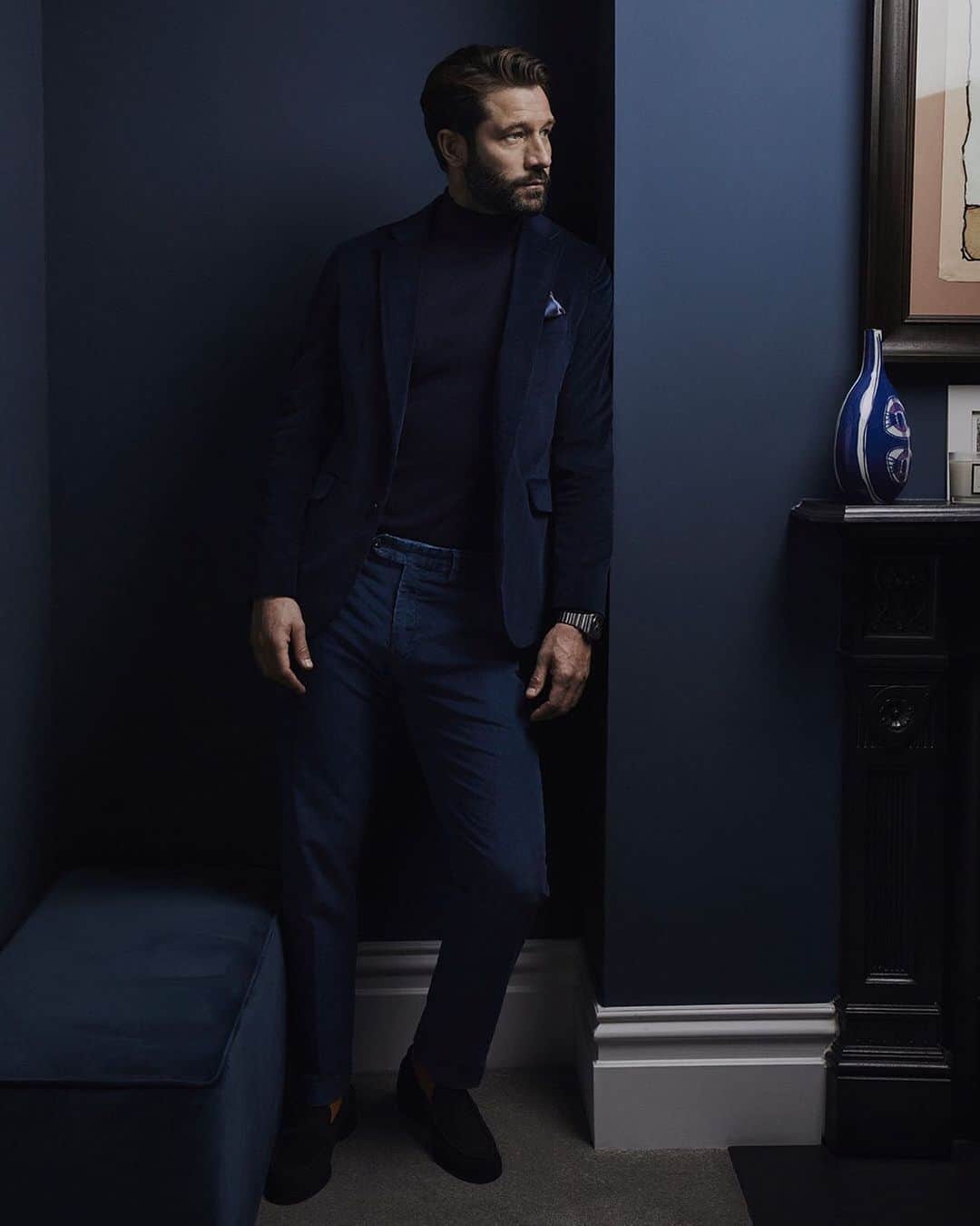 ハケットのインスタグラム：「Corduroy always upgrades a man’s style by adding a touch of boldness. Want to know more? Use the link in our bio and find out how to look good in blue #STAYHackett」