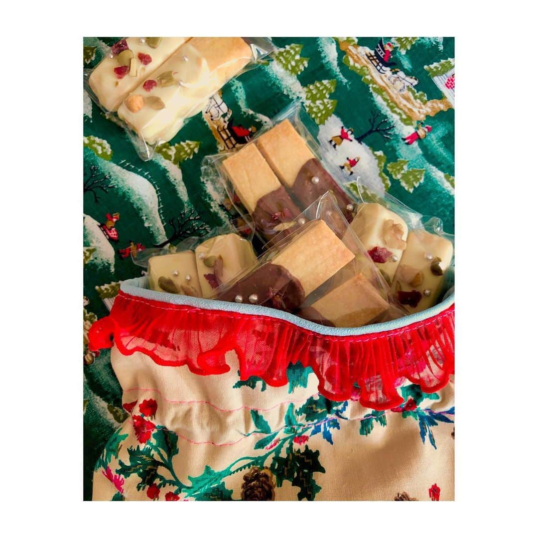 のインスタグラム：「#1000okashi 🎄  #shortbread#christmas」