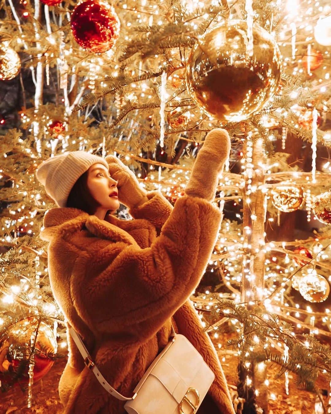 青田夏奈さんのインスタグラム写真 - (青田夏奈Instagram)「﻿ 　🔔𓂃𝐾𝐴𝑅𝑈𝐼𝑍𝐴𝑊𝐴 𝐾𝑂𝐺𝐸𝑁 𝐾𝑌𝑂𝑈𝐾𝐴𝐼𓂃🔔﻿ 　￣￣￣￣￣￣￣￣￣￣￣￣￣￣￣￣￣￣￣￣￣￣￣﻿ ﻿ ﻿ イルミネーションは暖色が好き💭﻿ ﻿ 軽井沢高原教会で毎年行われる12/25までのイベント﻿ "星降る森のクリスマス"に初参戦。﻿ ﻿ 寒い時期の寒い場所なんて罰ゲームだと思ってたけど﻿ 超防寒で行ったせいか案外平気❤︎﻿ ﻿ むしろ今の時期のロケ撮影のが全然寒いぐらい。笑﻿ ﻿ 幻想的でやみつきになる世界観☃️🎄﻿ ﻿ ﻿ ﻿ ⚑. 軽井沢高原協会﻿ 💫星降る森のクリスマス﻿ 🕘11/29〜12/25 18:30〜21:00 (土日.24.25は要予約)﻿ ﻿ ﻿ ﻿ ﻿ #christmasmood」12月24日 23時13分 - kana_aota