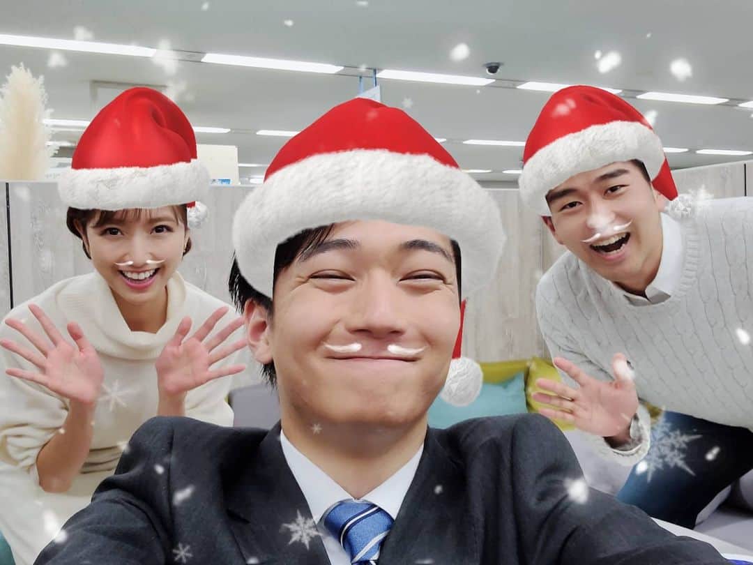 フジテレビアナウンサーのインスタグラム：「🎄メリークリスマス🎄 こんばんは、徳田聡一朗です。  本日はクリスマスイブ！ということで、 三田さん、内野さんとサンタクロースになってみました。 似合ってますでしょうか？🎅🏻  それから本日「プライムオンラインTODAY」でご紹介した、 美味しすぎるみかん『紅まどんな』をひとついただきました🍊 最高のクリスマスプレゼントです…！帰って美味しくいただきます。  皆様はどうお過ごしでしょうか？ 素敵なクリスマスを✨  #フジテレビアナウンサー #三田友梨佳 #宮澤智 #内野泰輔 #德田聡一朗 #早起きは三文の德だ」