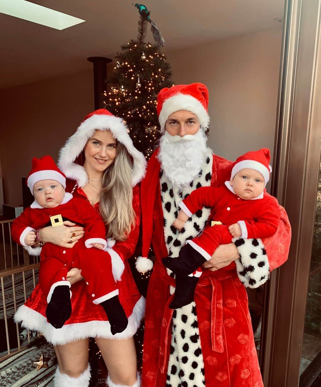 WOUTER PEELENさんのインスタグラム写真 - (WOUTER PEELENInstagram)「HO HO HO! Merry Christmas! There’s NEVER a reason not to be extra, so dress up and get that Christmas vibe into your house 💫🎅🏼🤶🏼👶🏼 👶🏼🎄Sending love to all of you ❤️ Thanks for following us on Instagram and YouTube, voelt toch een beetje als familie hé 😉😘」12月24日 23時14分 - wouterpeelen1