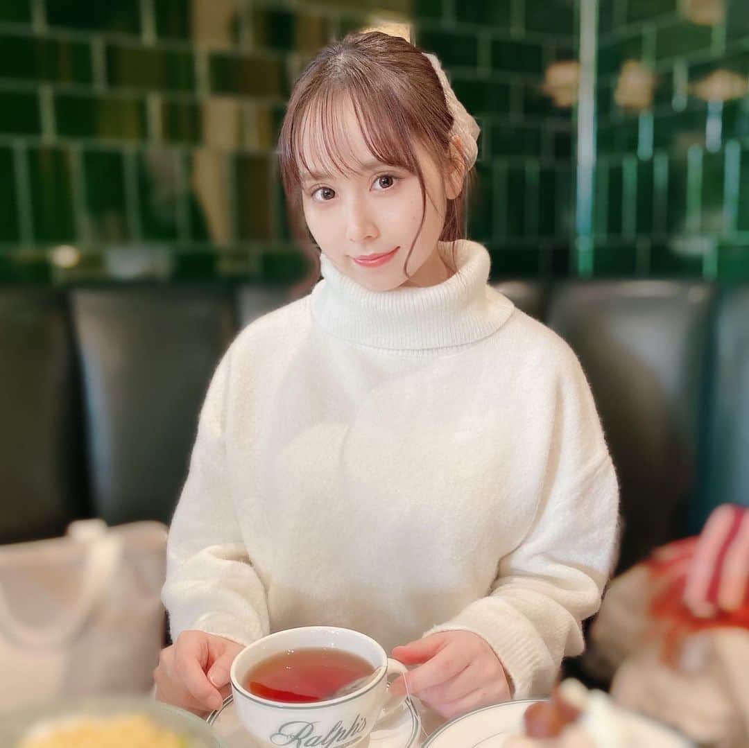 永瀬みなものインスタグラム：「. . Merry Christmas Eve 🎄❤️   この前行ったRalph Laurenのカフェ☕️   クリスマスの街が大好きだから クリスマスが終わっちゃうのさみしいな🥲   みんなはどう過ごしてるの〜？🎅🏻 . . #av女優 #セクシー女優 #私服 #rirandture #ralphscoffee」