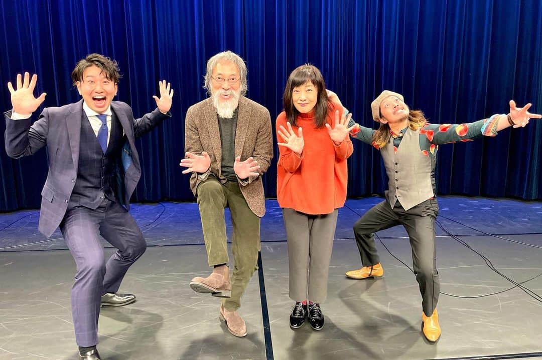 福田太郎のインスタグラム：「メリクリイブ🎄 いかがお過ごしですか？オンライン劇場、最高でした😂 今回任せて頂いた役は２つ… すすきののギター弾きバーテンダー🥃と、オカマさん🙋‍♀️ 稽古→リハ→本番とギアを上げていった匠の技に魅せられ 僕もその気になって、全力で演じ切りました！😏😘 ⠀ 見逃した方に朗報！大晦日までアーカイブ配信あります！  #HTBオンライン劇場 #すすきのを爪弾く聖夜の憂哀歌 #朗読劇 #演劇 #札幌座 #斎藤歩 さん #西田薫 さん #ギタリスト #山木将平 さん ベストアルバム発売中💿 #アナウンサー #福田太郎 #おうちクリスマス #メリクリイブ #クリスマスイブ #クリスマス　#協賛 #ABEMAプレミアム」
