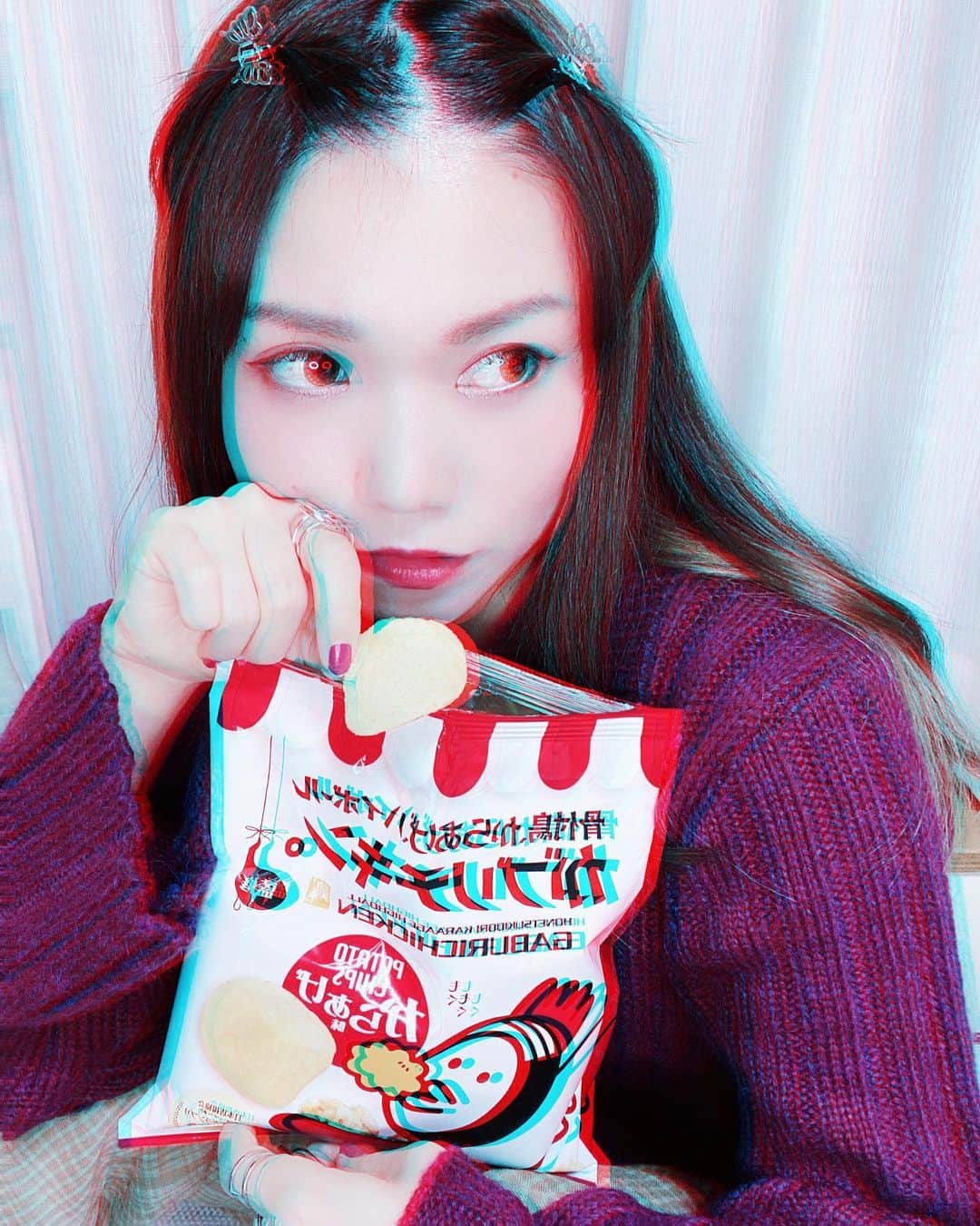 のインスタグラム：「🎅𝐌𝐞𝐫𝐫𝐲 𝐜𝐡𝐫𝐢𝐬𝐭𝐦𝐚𝐬🎄  みなさんいかがお過ごしでしょうか？⋆ 私はがブリチキン。のポテチ食べてクリスマス気分味わってます🍖（美味しかった、、！）  そんな本日12/24は （@39ben.music ） 新曲〝𝐁𝐲𝐞 𝐜𝐡𝐨𝐜𝐨〟リリース日🍫  今年はライブが出来ず、 皆さんに音楽をお届けできる 機会がなかったので どうしても今年中にリリースしたい！という想いで 周りの方々に協力していただき 無事に今日を迎える事ができました。  なのでこの曲はみんなに クリスマスプレゼントとして お届け出来たらなと思っています🎁  1st EPとは全然雰囲気が違って 踊れるようなディスコチューン。 甘くて苦い、チョコレートな歌詞にも注目していただきたいです🎉  各種音楽サイトにて配信中、 YouTubeでもフル聴けます。 是非よろしくお願いします！！  みんなどんな顔して聴いてくれるかな😌どきどきする」