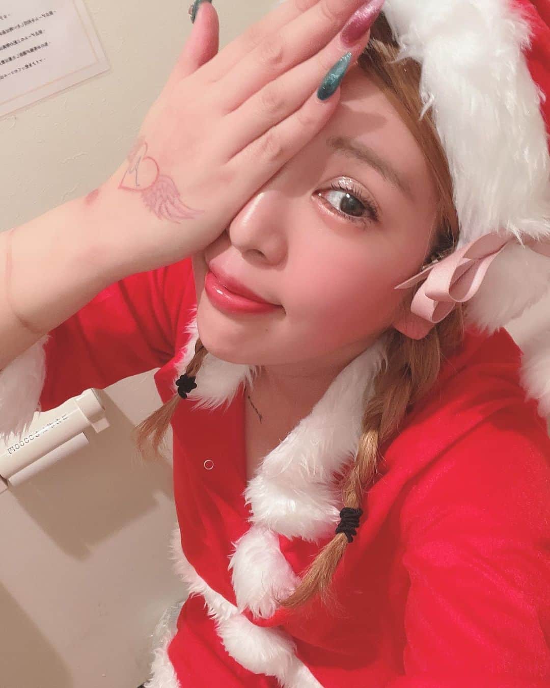 坂口杏里のインスタグラム：「🎄クリスマスイヴ🎄  本日も  club  SLOW 新宿区歌舞伎町1-9-6 三経32ビル3F 0332008522  出勤してます🤶🧑‍🎄🎄 あ！！！ Lastまでいます🥰 クリスマスイヴパーティ しよー🥳 ぽよ💕🥰」